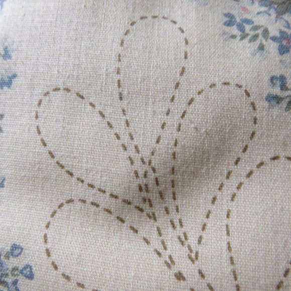 Square Pillow with heart design on top, vintage Victorian look - Picture 4 of 7